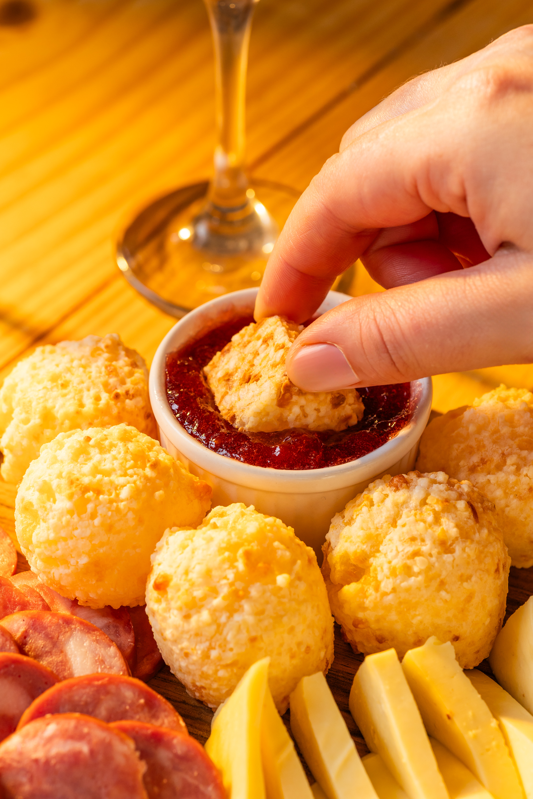 Pães de queijo sendo servidos com molho