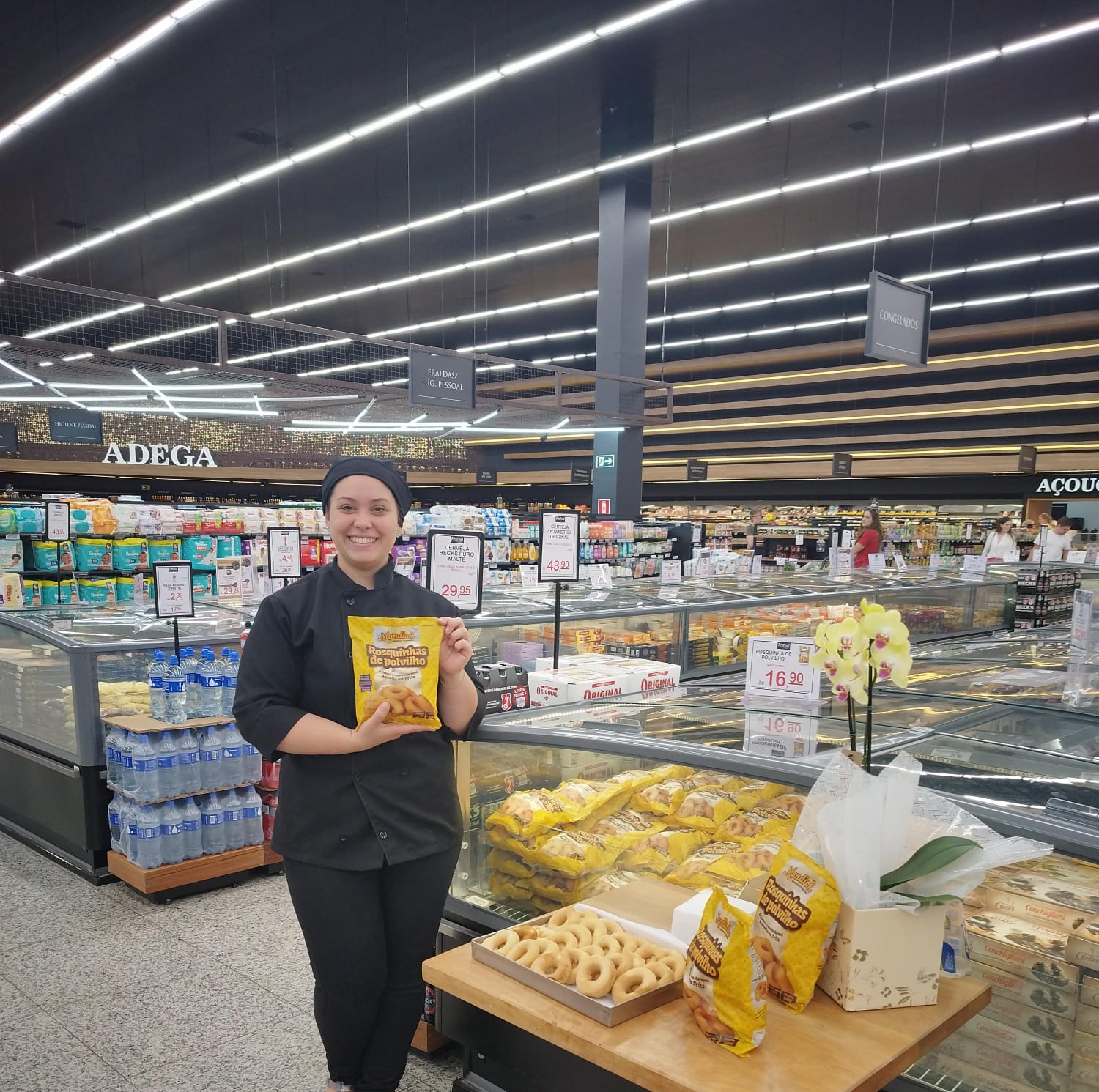 Exposicao de produtos Mandiok em ponto de venda