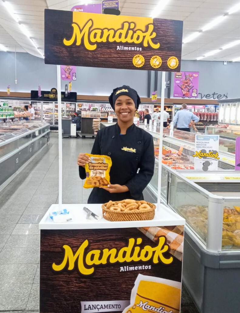 Representante da Mandiok em supermercado