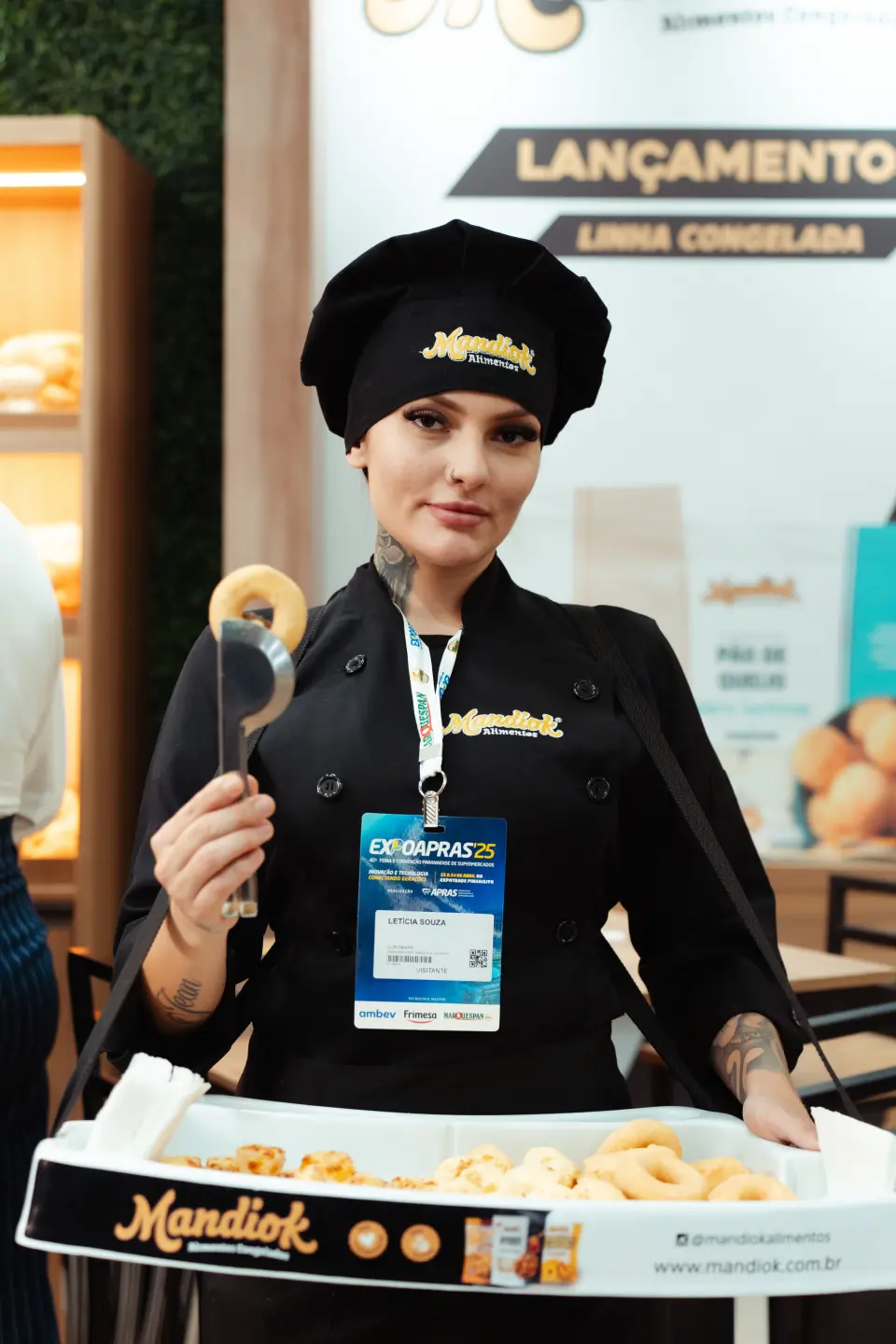Profissional da Mandiok apresentando produtos